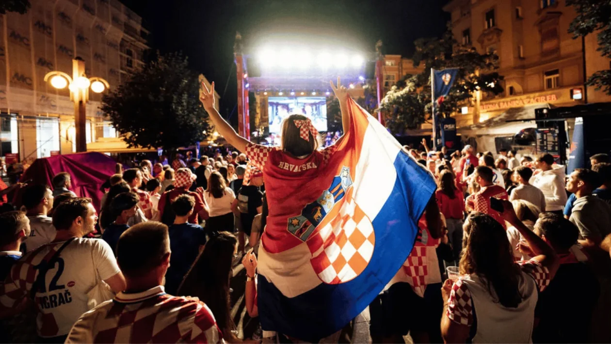 Navijači u Vatrenoj zoni na Cvjetnom trgu u Zagrebu tijekom utakmice Hrvatske reprezentacije