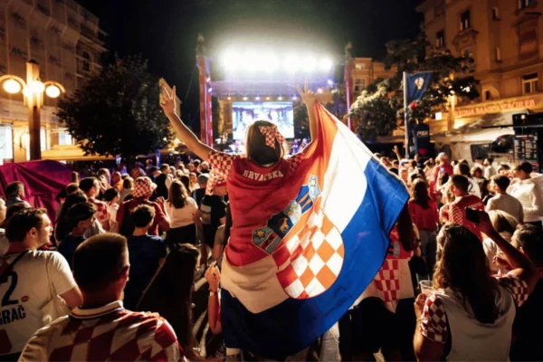 Navijači u Vatrenoj zoni na Cvjetnom trgu u Zagrebu tijekom utakmice Hrvatske reprezentacije