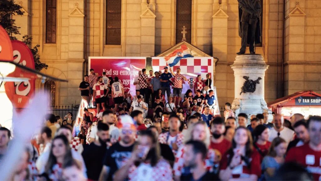 Navijači u Vatrenoj zoni na Cvjetnom trgu u Zagrebu tijekom utakmice Hrvatske reprezentacije