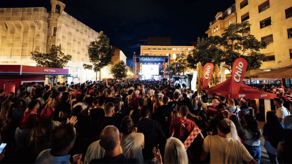 Navijači u Vatrenoj zoni na Cvjetnom trgu u Zagrebu tijekom utakmice Hrvatske reprezentacije
