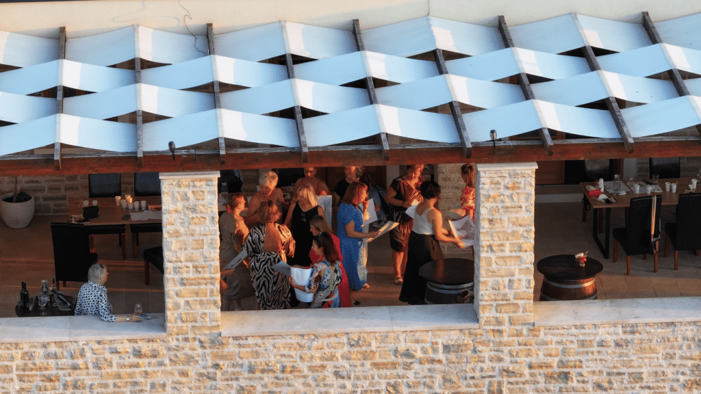 Posjetitelji na degustaciji vina tijekom Dana otvorenih vrata Vinarije Karaba u Pakoštanima
