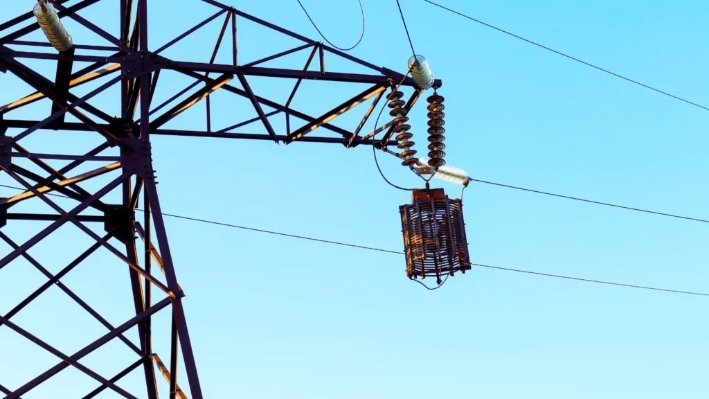 Visoki stup za prijenos električne energije s izolatorima i žicama na nebu