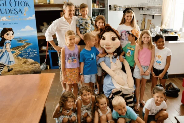 Dugi otok čudesa Kazalište za Djecu Osvaja Otok gdje ga Rijetko Ima
