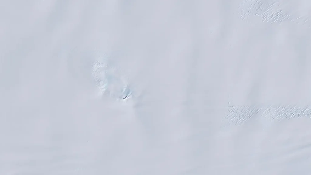 Satellitska snimka ledenjaka koji se probija kroz snijeg