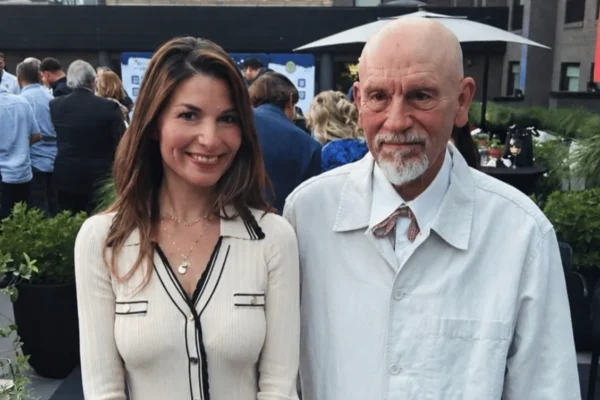 Ella Mische i John Malkovich