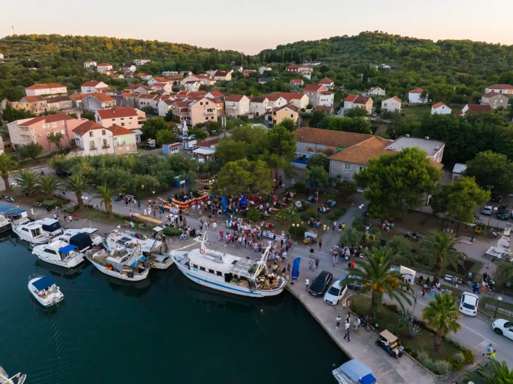 Posjetitelji uživaju u ribljim specijalitetima na manifestaciji Od jata do pijata – Kukljiška ribarska večer 2026.