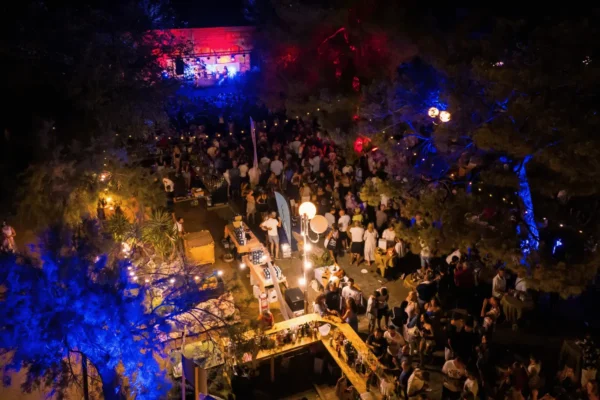 Posjetitelji uživaju u ribljim specijalitetima na manifestaciji Od jata do pijata – Kukljiška ribarska večer 2026.