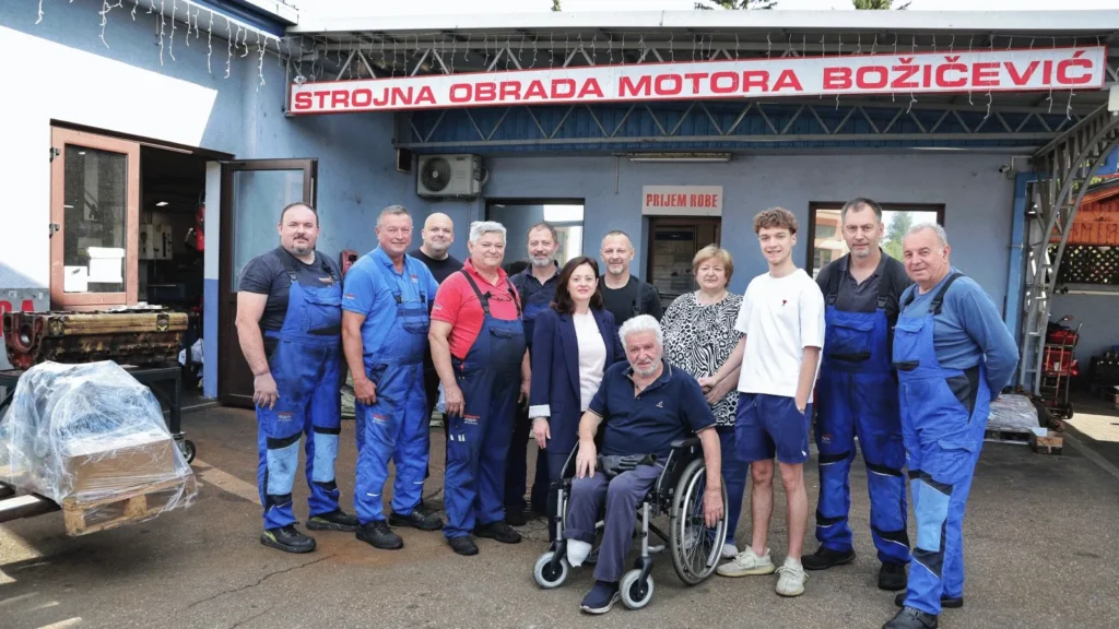 Grupa zaposlenika tvrtke Strojna obrada motora Božićević ispred radionice