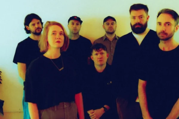 Los Campesinos! tijekom rasprodanog koncerta na sjevernoameričkoj turneji 2024. godine