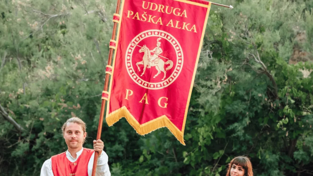 Posjetitelji na Paškom srednjovjekovnom sajmu u Starom gradu Pagu