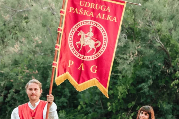 Posjetitelji na Paškom srednjovjekovnom sajmu u Starom gradu Pagu