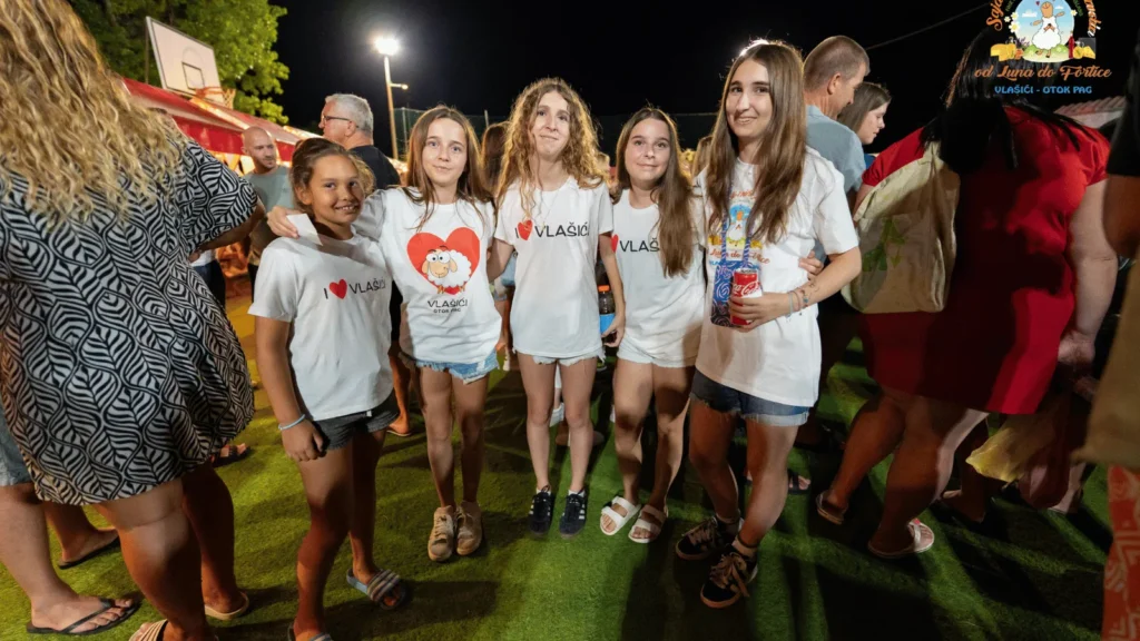 Grupa djece u majicama s natpisom "Volim Vlašić