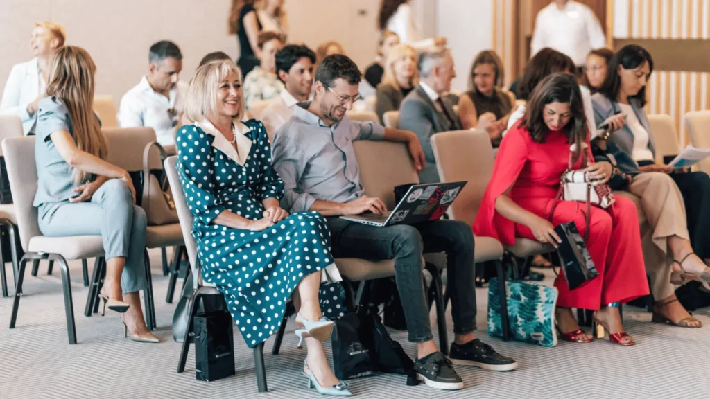 Publika na konferenciji sluša predavanje