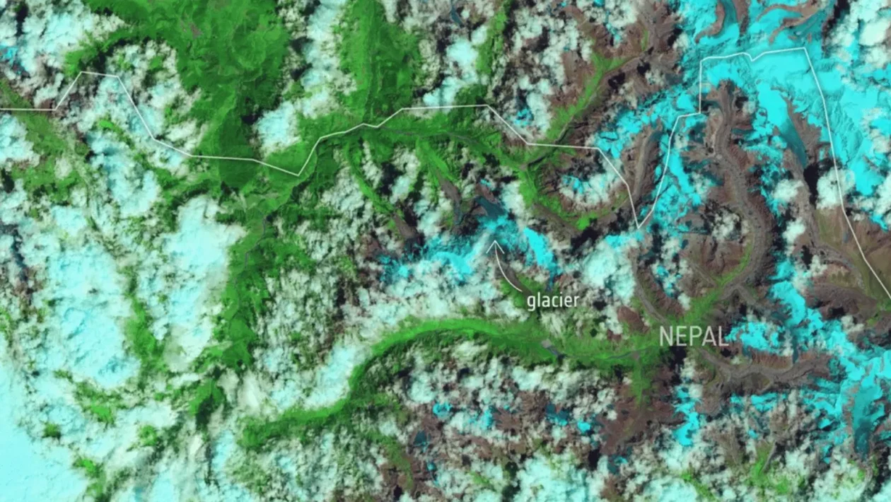 Satelitska snimka planinskog područja Nepala sa označenim glečerom. Poplava u Nepalu