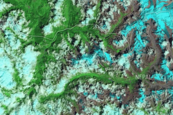 Satelitska snimka planinskog područja Nepala sa označenim glečerom. Poplava u Nepalu