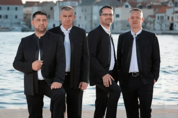 Klapa Cambi nastupa na rivi u Petrčanima tijekom manifestacije Petrčko lito 2026