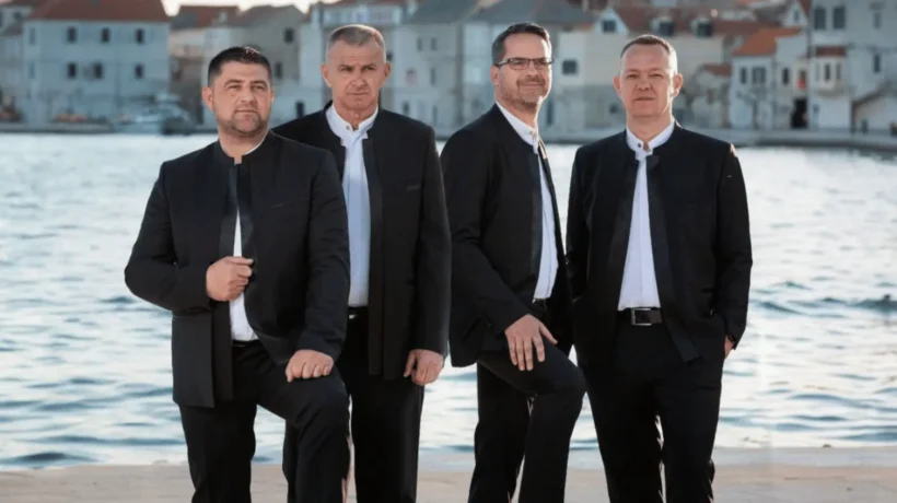 Klapa Cambi nastupa na rivi u Petrčanima tijekom manifestacije Petrčko lito 2026