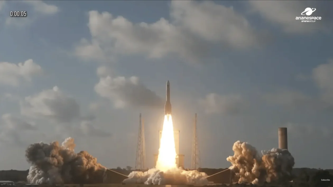 Raketa se lansira s jarkim plamenom i oblacima dima