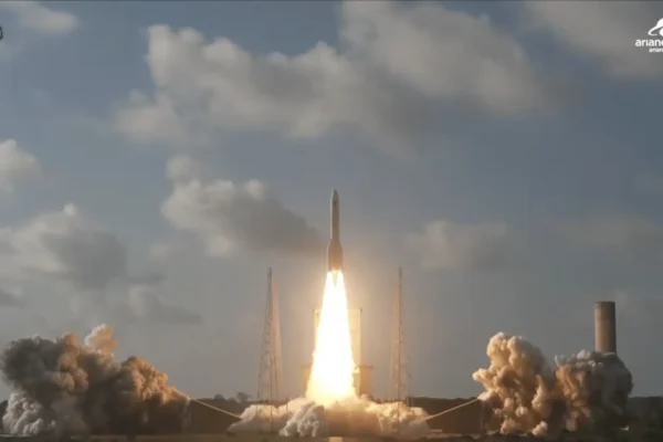 Raketa se lansira s jarkim plamenom i oblacima dima