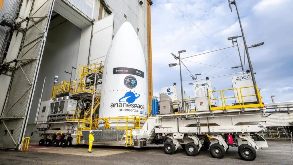Raketa Ariane 5 na transporteru ispred hangara za montažu