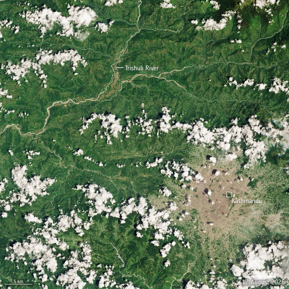 Satellitska snimka područja oko Katmandua i rijeke Trishuli, snimljena 12. kolovoza 2026