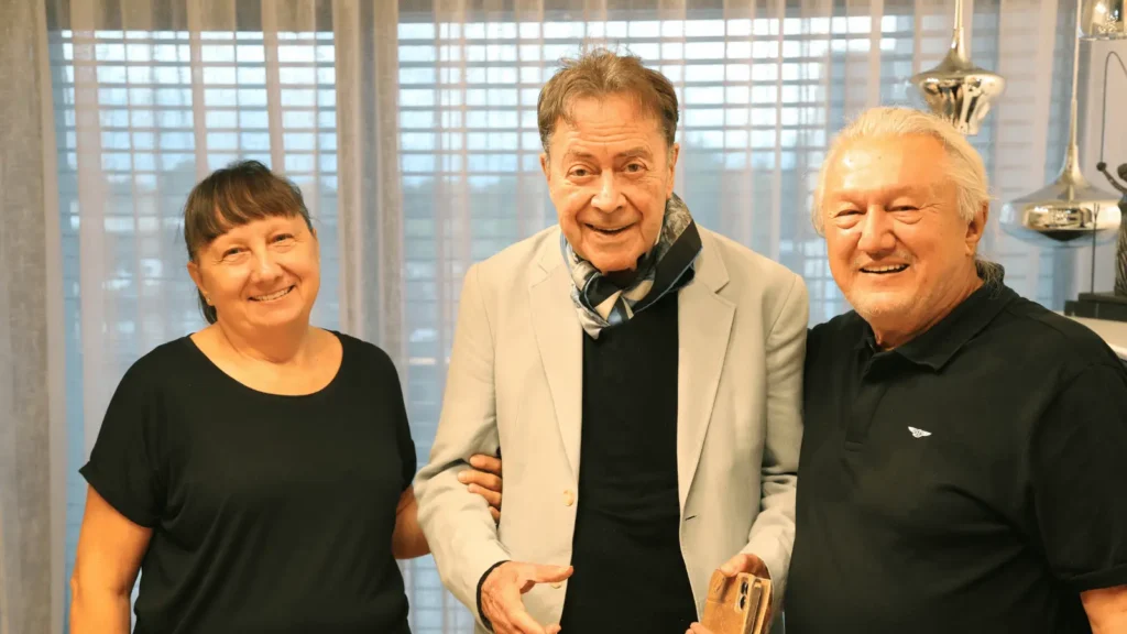 Charles Billich tijekom oporavka stvara umjetnička djela u improviziranom studiju u bolnici u Sydneyju