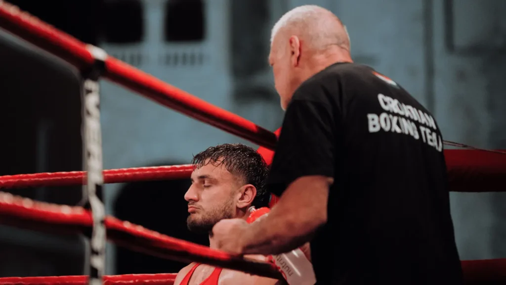 Boksač i njegov trener u kutu ringa