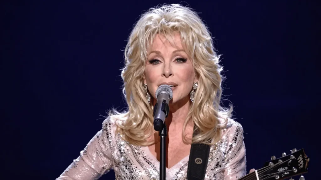 Dolly Parton tijekom nastupa, jedna od najutjecajnijih izvođačica country glazbe