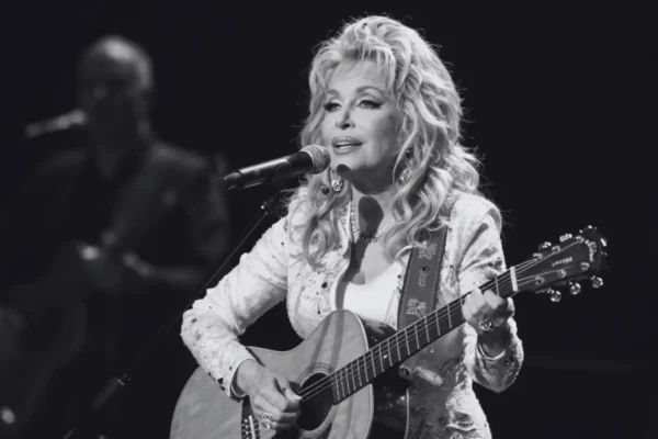 Dolly Parton tijekom nastupa, jedna od najutjecajnijih izvođačica country glazbe