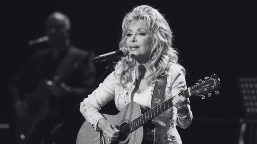 Dolly Parton tijekom nastupa, jedna od najutjecajnijih izvođačica country glazbe