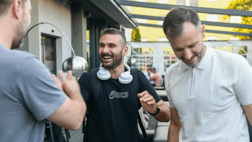 Trije moški se smejijo na prostem