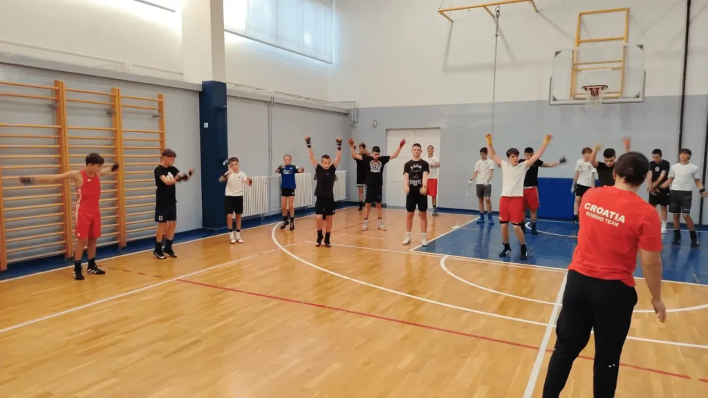 Djeca vježbaju u sportskoj dvorani