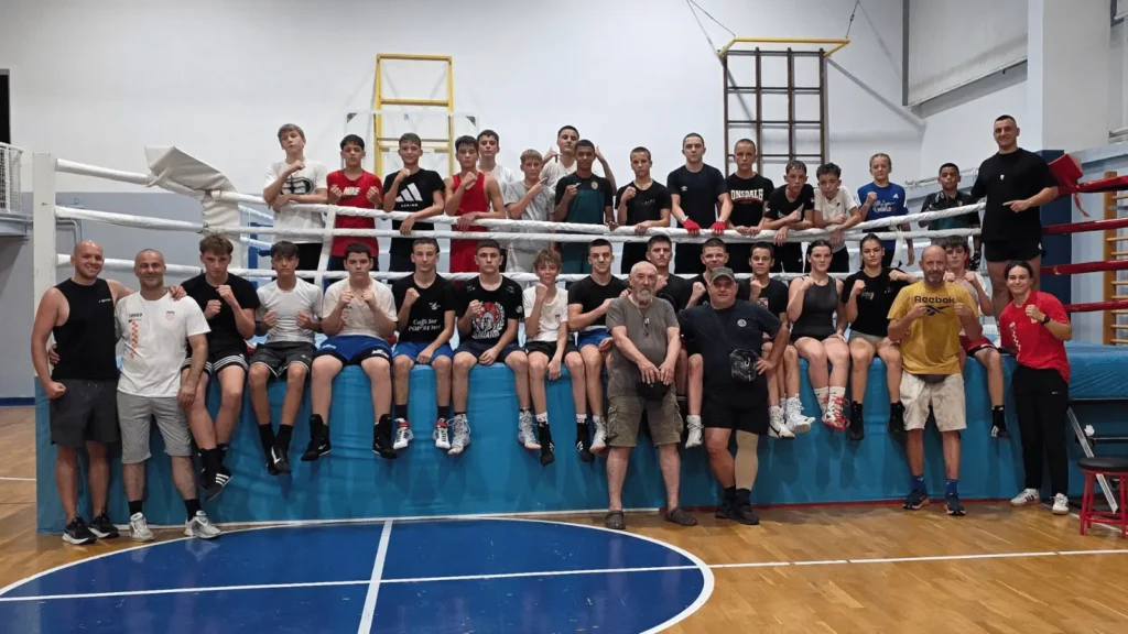 Skupina boksača i trenera u boksačkom ringu