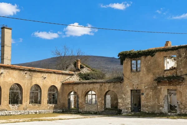 Ljetno kino u Erveniku u očišćenom Društvenom domu nakon više od 40 godina