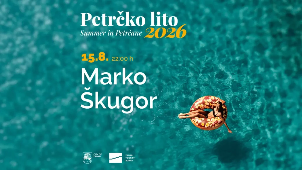 Marko Škugor nastupa na rivi u Petrčanima tijekom manifestacije Petrčko lito 2026