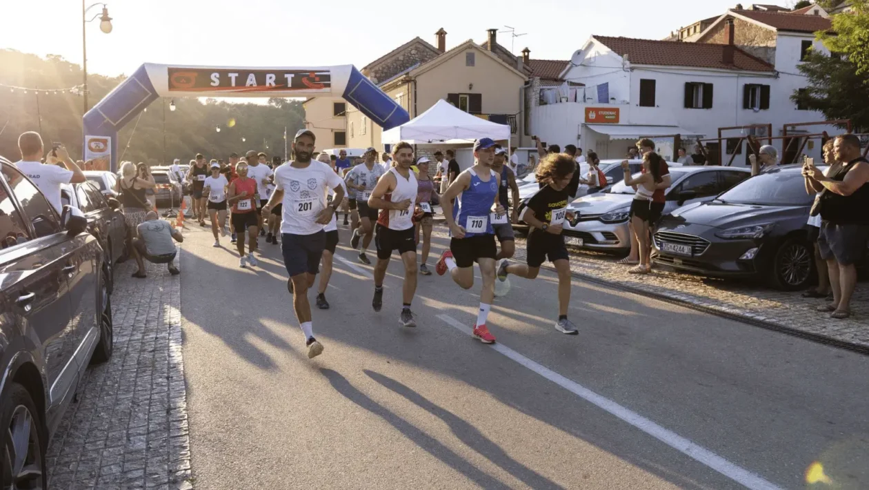 Pobjednici Novigrad Traila Hrvoje Vlašić i Irena Smojver na trail utrci u Novigradu
