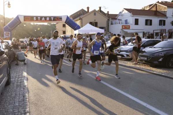 Pobjednici Novigrad Traila Hrvoje Vlašić i Irena Smojver na trail utrci u Novigradu