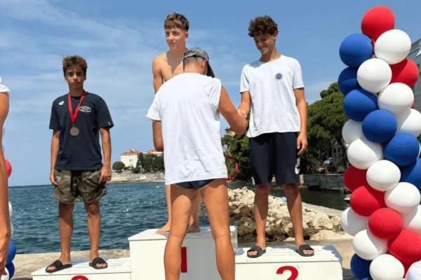 Plivači PK Jadera na natjecanju Zadarska vodena špica na bazenu Kolovare