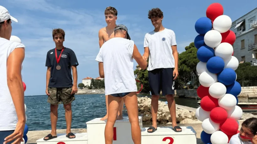 Plivači PK Jadera na natjecanju Zadarska vodena špica na bazenu Kolovare