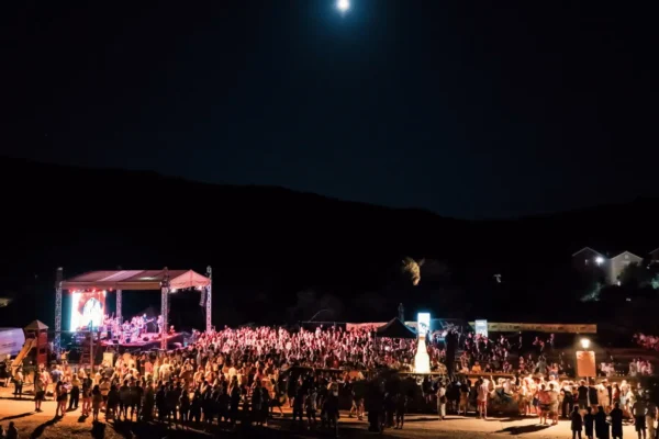 Posjetitelji na Špalina feštivalu u Solinama na Dugom otoku tijekom drugog izdanja festivala
