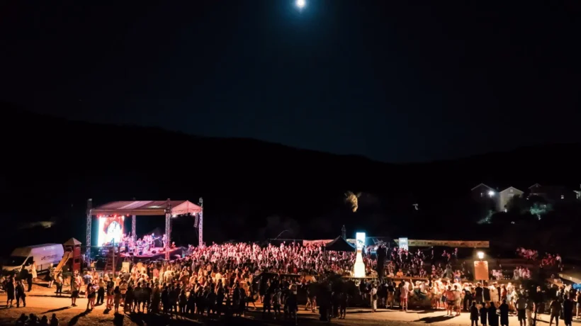 Posjetitelji na Špalina feštivalu u Solinama na Dugom otoku tijekom drugog izdanja festivala