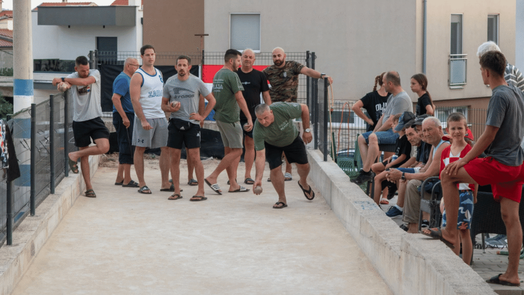 Ljudi igraju boćanje na vanjskom terenu