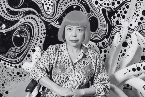 Yayoi Kusama ispred jedne od svojih poznatih Infinity Mirror Room instalacija