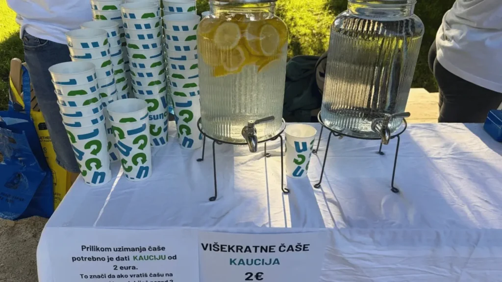 Višekratne čaše, kaucija 2€. Prilikom uzimanja čaše potrebno je dati kauciju od 2 eura