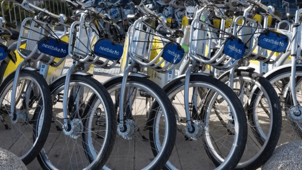 Red bicikli nextbike poredani u nizu