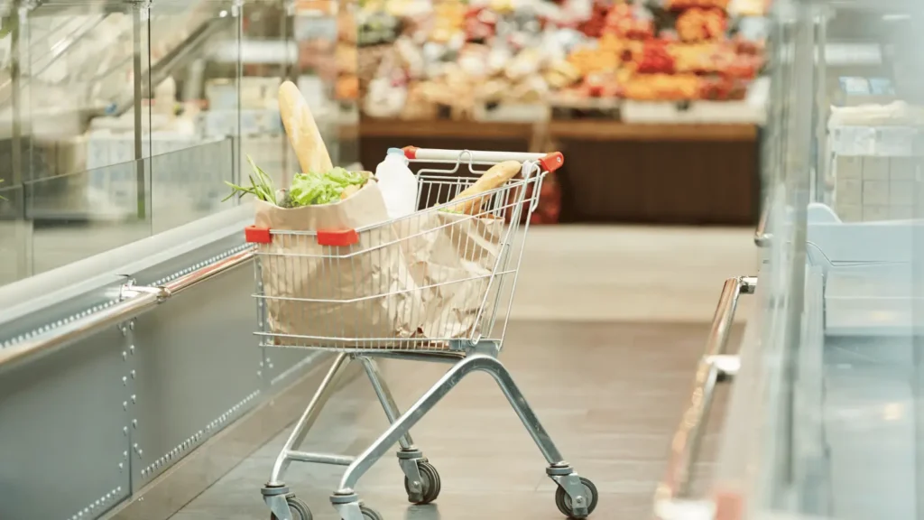 Kolica za kupovinu puna namirnica u supermarketu