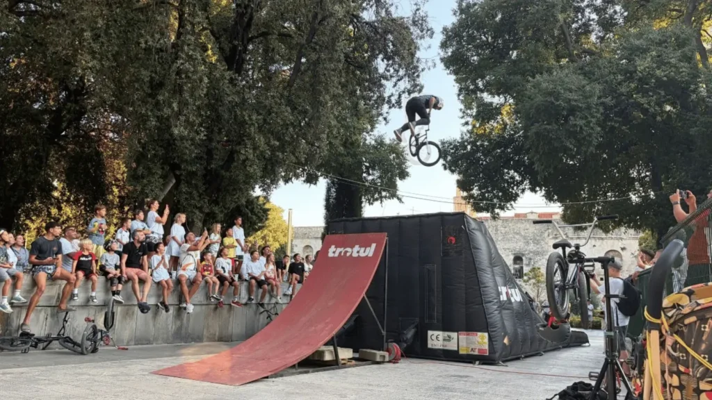 BMX vozač u zraku izvodi trik na ram controliranom zračnom jastuku