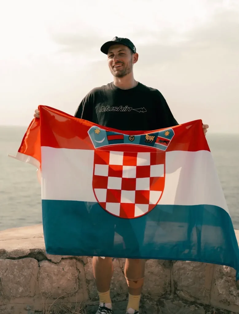 Mladić drži hrvatsku zastavu s grbom