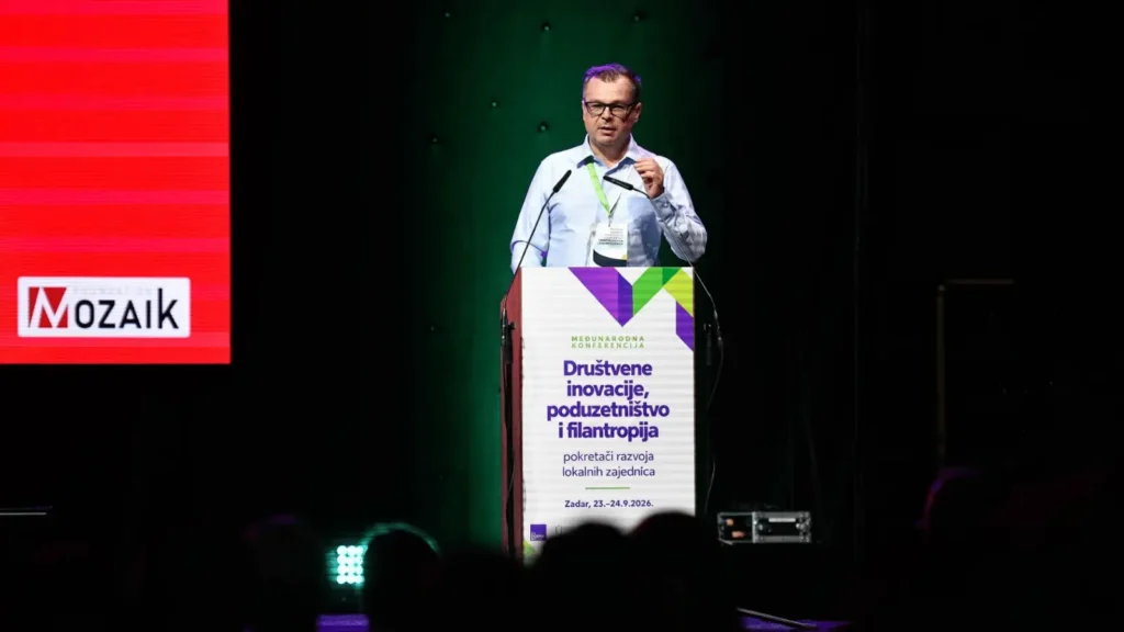 Govornik na podijumu na konferenciji o društvenim inovacijama, poduzetništvu i filantropiji u Zadru