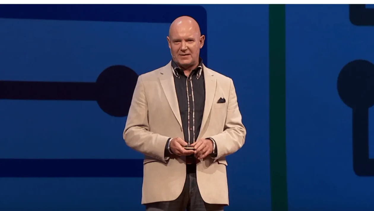 Julian Treasure drži govor na TED Talks pozornici o moćnom govorenju